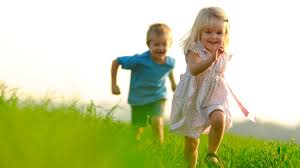 Dzieci biegają po łące. Chłopiec i dziewczynka. Dziewczynka leci pierwsza :)