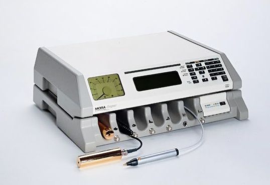 Urządzenie biorezonansowe MORA, zdjęcie profesjonalne - widać samo urządzenie na szarym tle. 